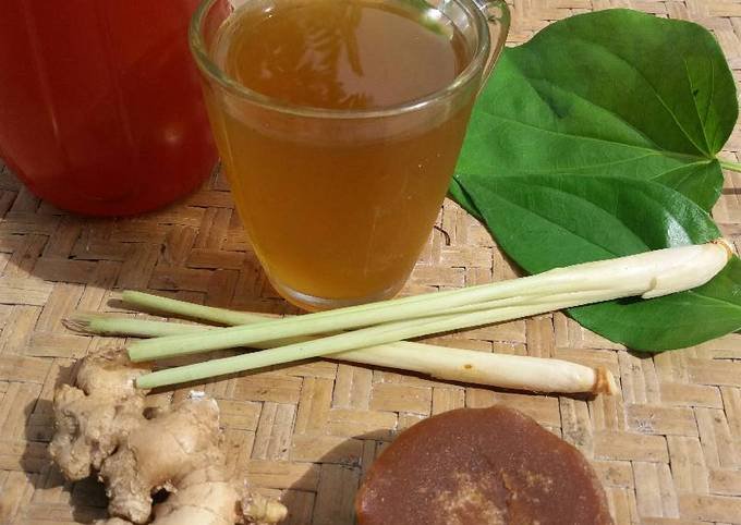 Kombinasi jahe, madu, dan daun sirih secara alami meredakan batuk, membunuh kuman di tenggorokan, serta membantu melegakan pernapasan tanpa efek samping obat kimia.